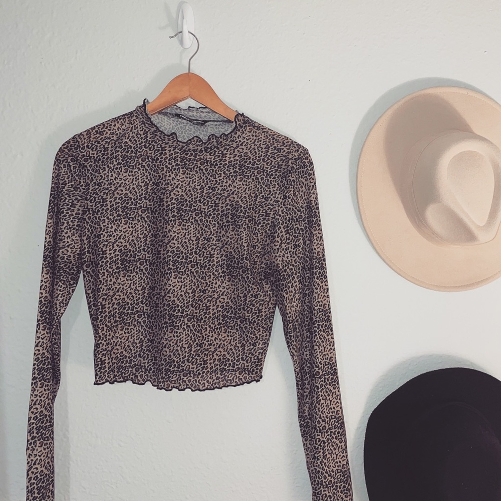 CHECK OUT WHAT’S IN HER CLOSET !!